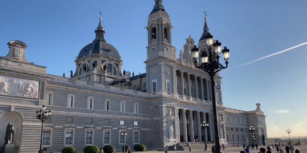 Madrid Royal Palace Guided Tour and Tapas Tasting